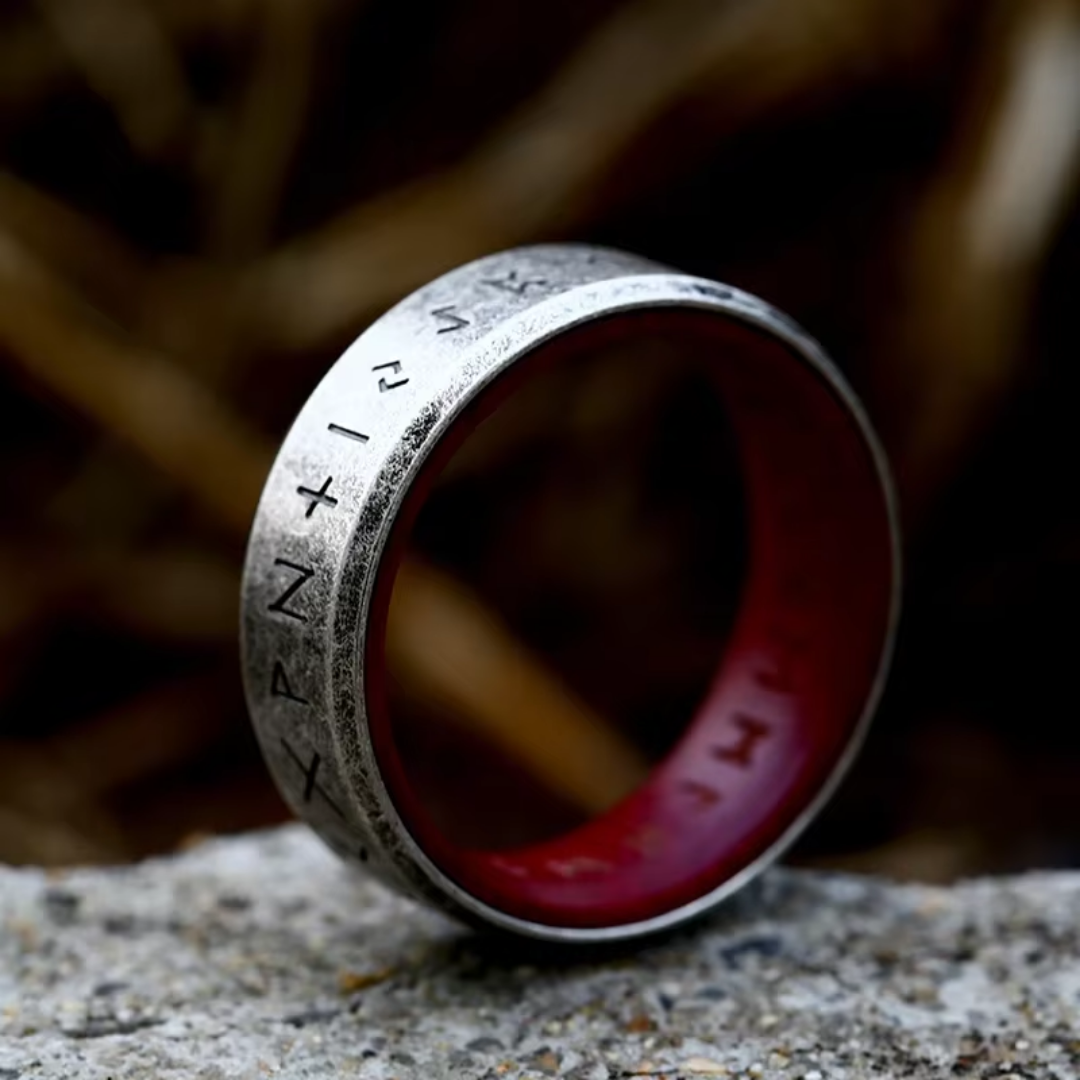 Anel de couro prateado e vermelho da Rose & Oliver, com acabamento elegante e detalhes de design em couro e metal.
