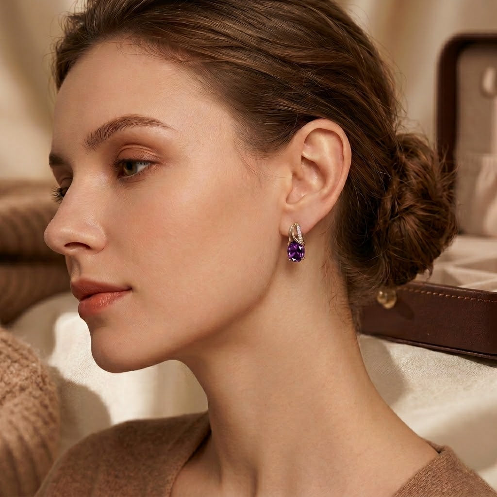 Brincos de argola dourados com ametista, joias elegantes da marca Rose & Oliver, destacando detalhes em ouro e pedra ametista.