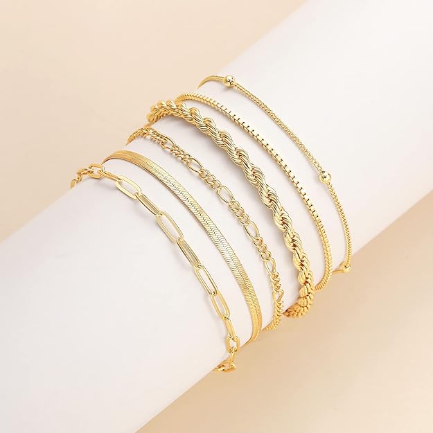 Set goldener Armreifen von Rose & Oliver, Vernetta™, mit eleganten Details und glänzendem Finish.