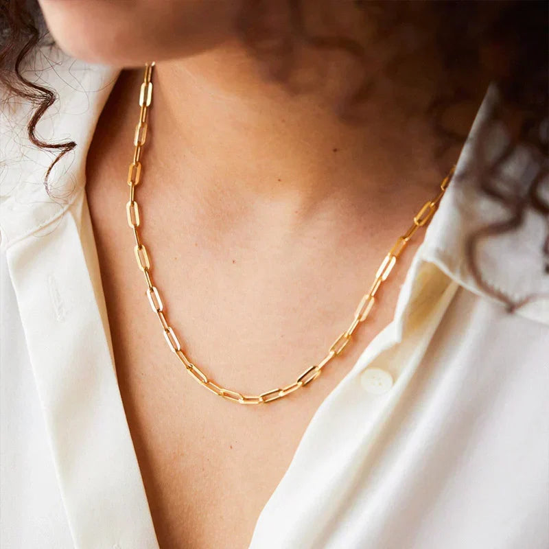 Elegante goldene Halskette Archen™ von Rose & Oliver, mit edlem Design und glänzendem Finish, im Nahaufnahme.