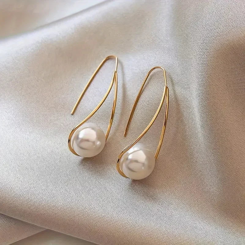 Goldohrringe mit hängenden Perlen, elegant und raffiniert, von der Marke Rose & Oliver.