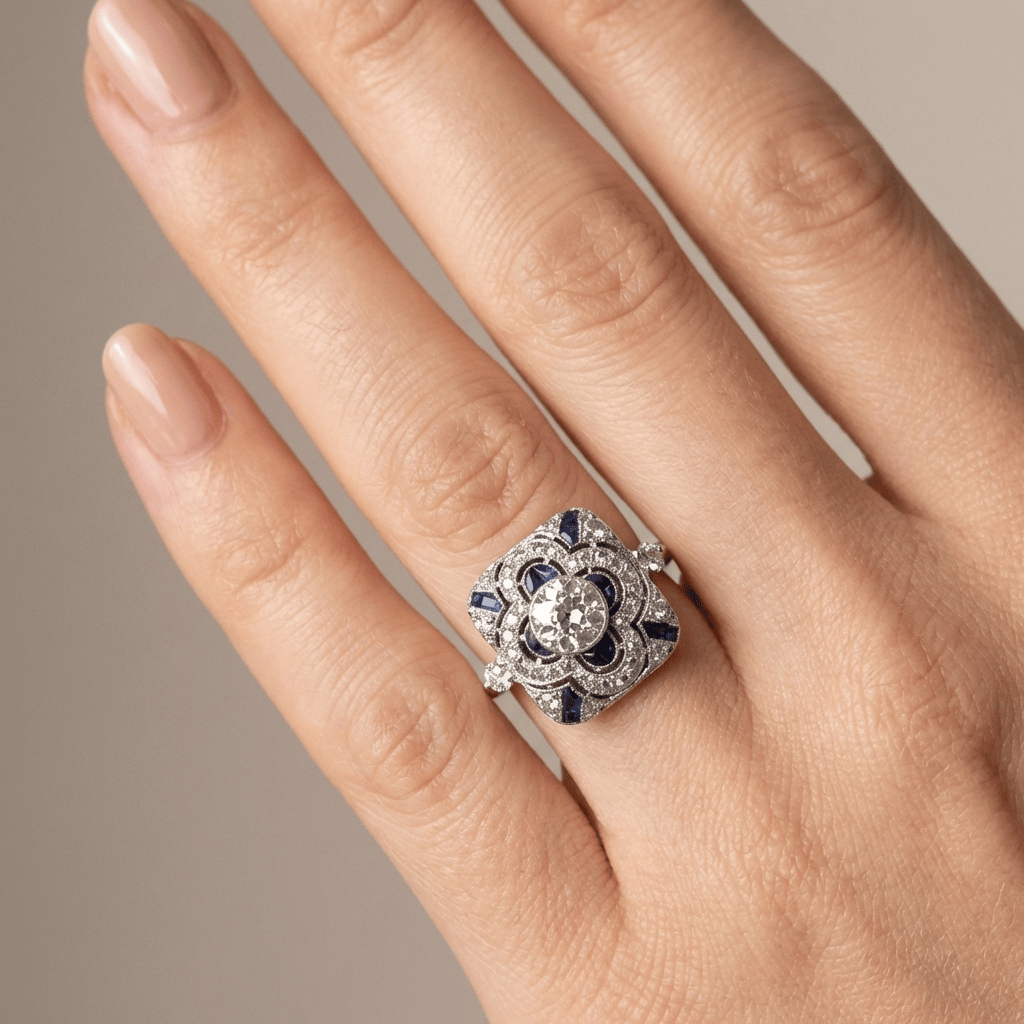 Anillo vintage Rose & Oliver con plata, diamantes y zafiros, con detalles elegantes y diseño clásico.