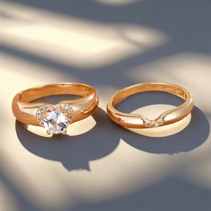 Set de joyas Heart Halo Duo Ring de Rose & Oliver con dos anillos con detalles de corazón y brillo.