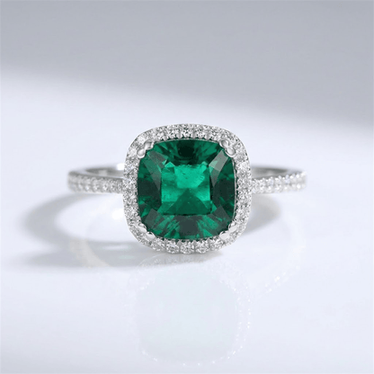 Anillo de burbuja de esmeralda verde con acabado en halo, de la marca Rose & Oliver, mostrando el diseño delicado y brillante.