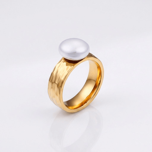 Anillo vintage Rose & Oliver con perla dorada y diseño clásico, destacado por acabado elegante y detalles delicados.