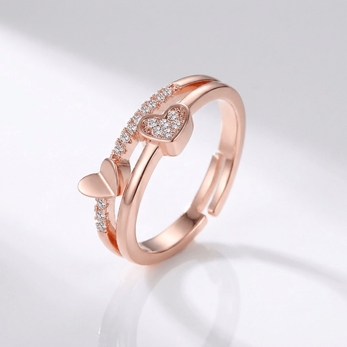 Anel ajustável Rose Gold com coração de zirconia brilhante, da marca Rose & Oliver, mostrando detalhes delicados e acabamento lustroso.