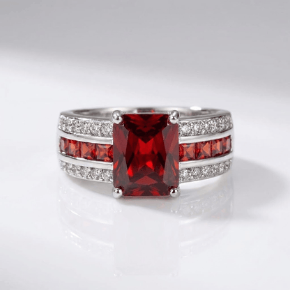 Anillo vintage de piedra preciosa Rose & Oliver con detalles clásicos y acabado elegante, y destaca la piedra central brillante.