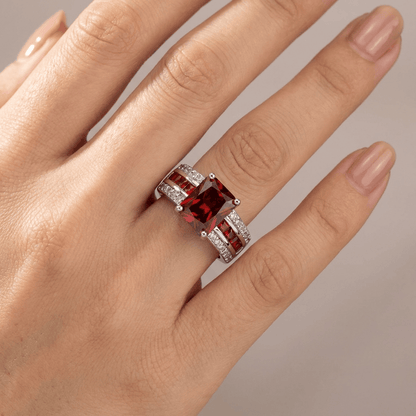 Anillo vintage de piedra preciosa Rose & Oliver con diseño clásico en plata, resaltando la piedra colorida central.