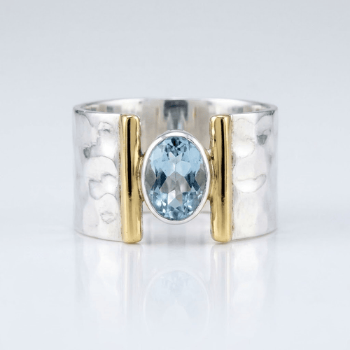 Moderner Ring aus Silber, Gold und Topas mit elegantem Design, von der Marke Rose & Oliver, der Details des Schmuckstücks zeigt.