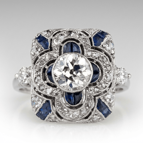 Anillo vintage de plata con diamantes y zafiro azul, diseño elegante de la marca Rose & Oliver, destacado en la imagen.