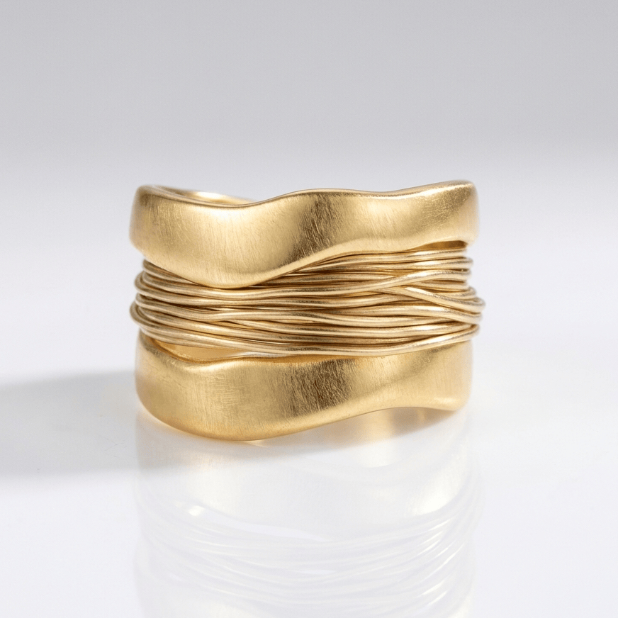 Anel artesanal de prata e ouro com acabamento em wire wrap, criado pela marca Rose & Oliver, com detalhes delicados e elegantes.