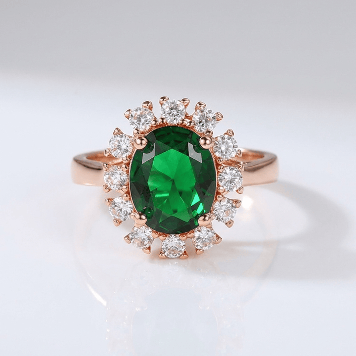 Anillo ajustable Rose Gold con diamantes y esmeraldas, diseño halo elegante de la marca Rose & Oliver.