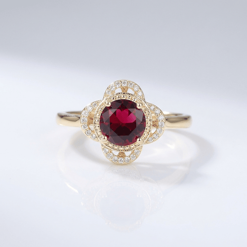 Anel de ouro com rubi, diamantes e halo, da marca Rose & Oliver, exibindo detalhes refinados e brilho elegante.
