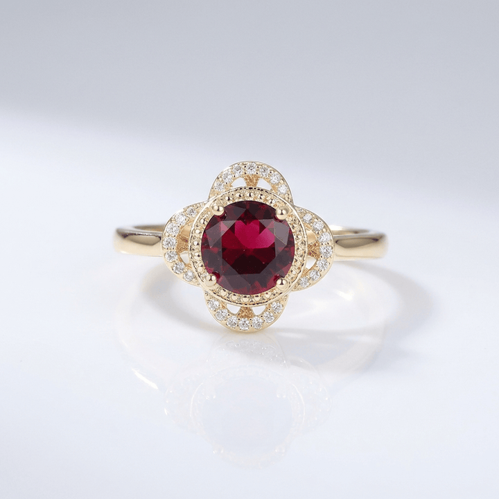 Anel de ouro com rubi, diamantes e halo, da marca Rose & Oliver, exibindo detalhes refinados e brilho elegante.