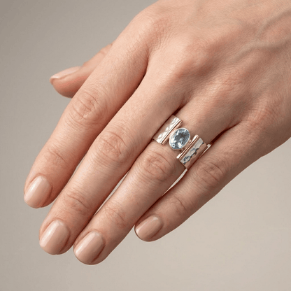 Moderner Ring mit goldenen und silbernen Topas von Rose & Oliver, mit elegantem Design und glänzenden Details.