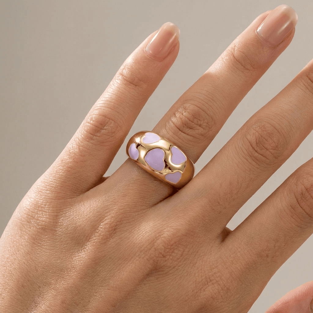 Anel de dôme em esmalte dourado e roxo da Rose & Oliver, com acabamento brilhante e design elegante.