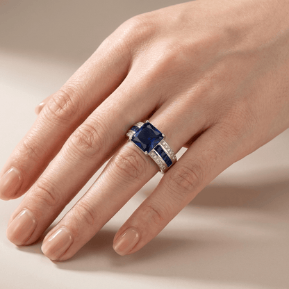 Anillo vintage de piedra preciosa de Rose & Oliver con diseño clásico y detalles ornamentales en plata envejecida.
