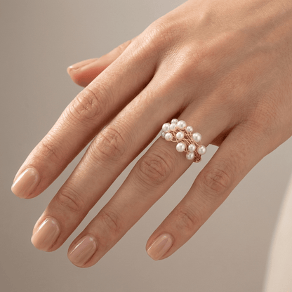 Pulseira ajustável Rose & Oliver com pingentes de pérolas douradas em formato de cluster, elegante e delicada.