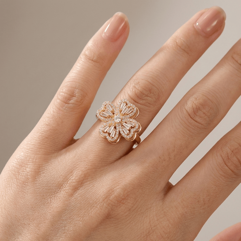 Anel giratório Rose & Oliver com flor de zircônia ajustável, detalhes delicados e acabamento prateado brilhante.