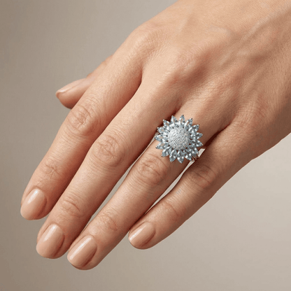 Ring mit blauem Topas-Blatt, silberfarben, von Rose & Oliver – Hervorhebung des blauen Topas-Steins und floraler Details am Schmuckstück.