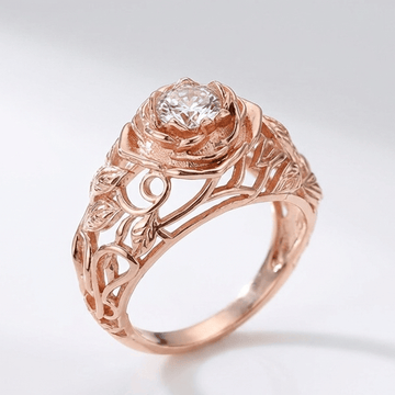Anillo vintage Rose & Oliver con acabado en circonita rosada y detalle tallado en estilo clásico