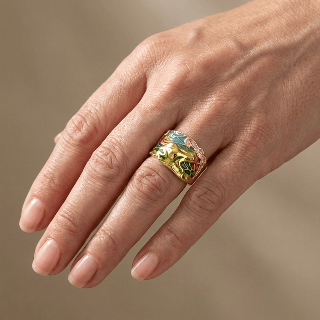 Anillo Rose Gold Timeless Ornate de Rose & Oliver con detalles elaborados en oro rosado y acabado delicado.