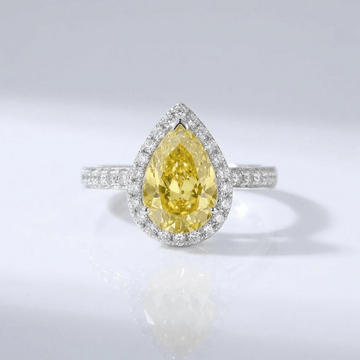 Anillo de diamante pera amarillo con halo de Rose & Oliver, detalle de anillo de joyería con piedra central en forma de pera