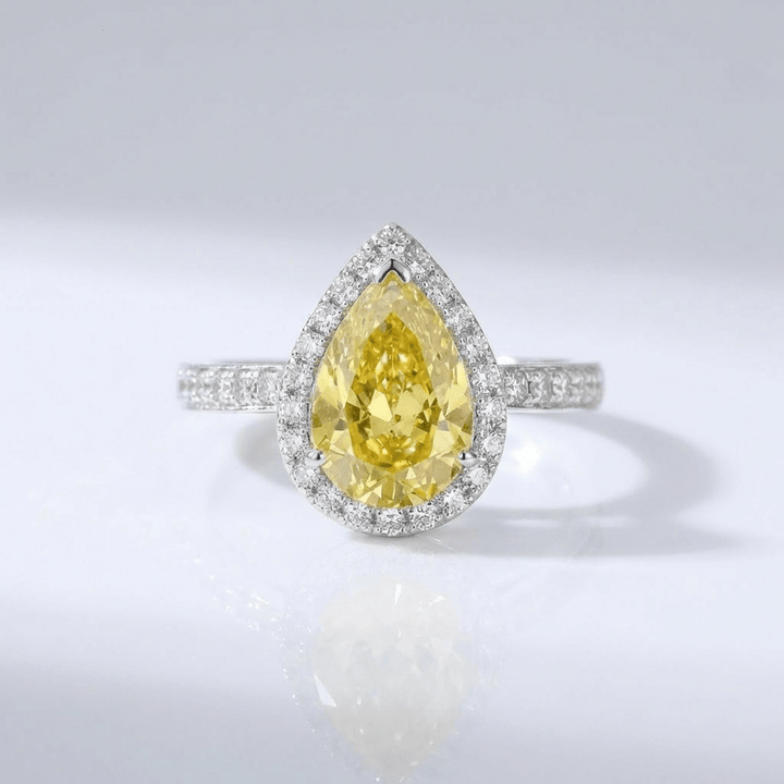 Anillo de diamante pera amarillo con halo de Rose & Oliver, detalle de anillo de joyería con piedra central en forma de pera