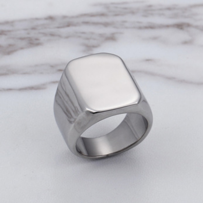 Anillo Bold Heritage de Rose & Oliver, anillo de metal con diseño robusto y detalles elegantes para uso diario.