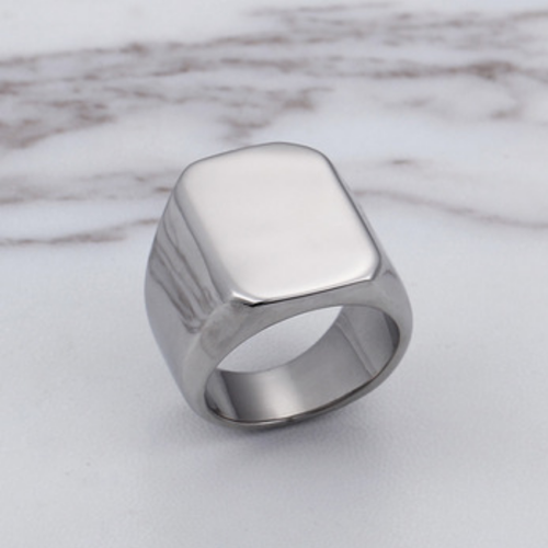 Anillo Bold Heritage de Rose & Oliver, anillo de metal con diseño robusto y detalles elegantes para uso diario.