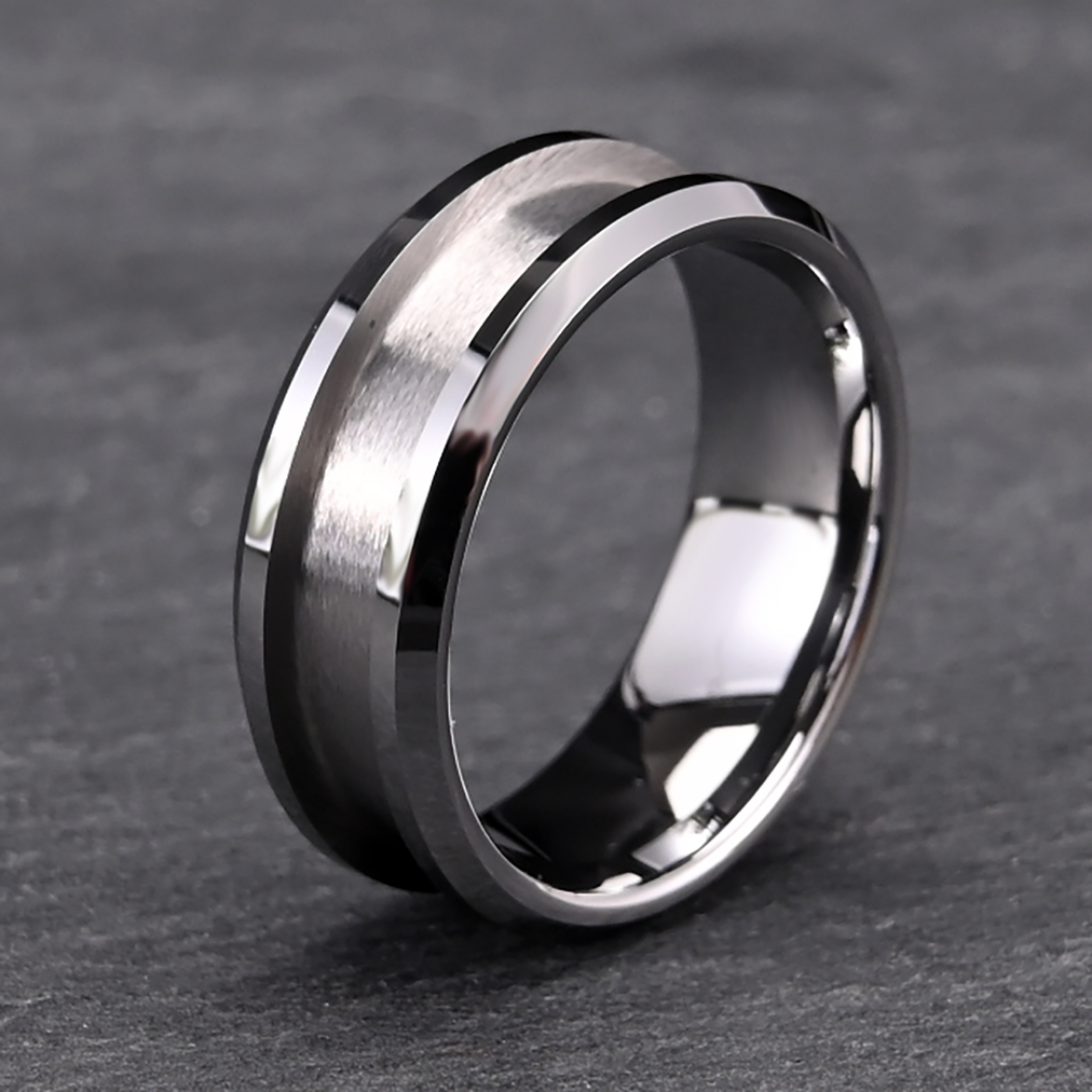 Titanstahlring von Rose & Oliver, mit modernem Design und polierter Verarbeitung, ideal für den täglichen Gebrauch und eleganten Stil.