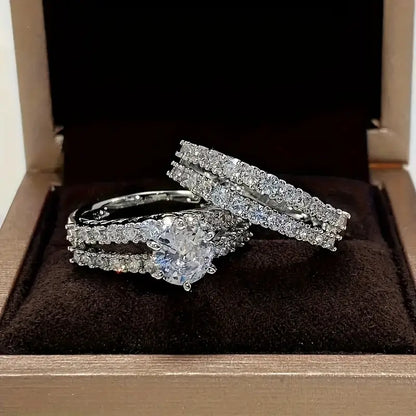 Conjunto de anéis Etern Radiance da Rose & Oliver, joias de ouro com design delicado e acabamento brilhante, para uso elegante.