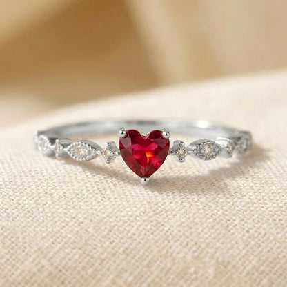 Goldring mit Rubinherz von Rose & Oliver, besonders hervorzuheben sind das zarte Design und der zentrale rote Stein.