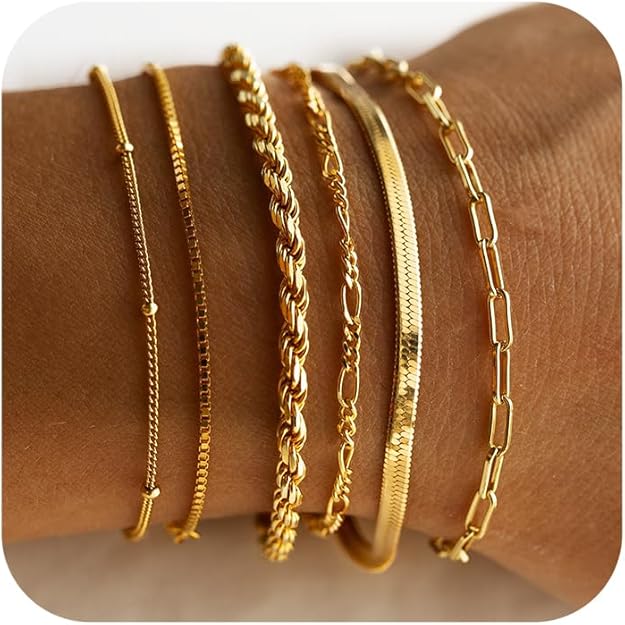 Set von Armreifen Vernetta™ Rose & Oliver in goldener Ausführung, mit feinen Details und eleganten Stilen für das Handgelenk