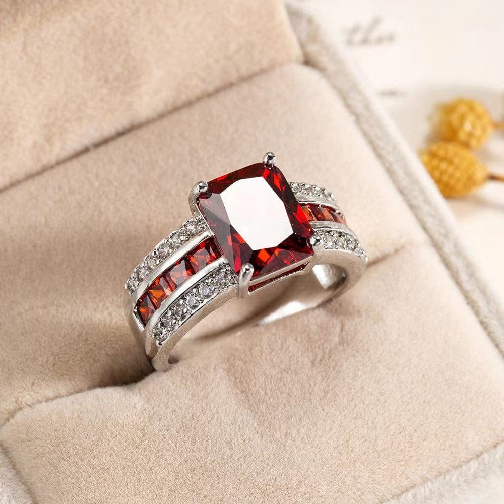 Anillo vintage con piedra preciosa de Rose & Oliver, detalle de anillo de piedra colorida en acabado vintage, estilo elegante y clásico.