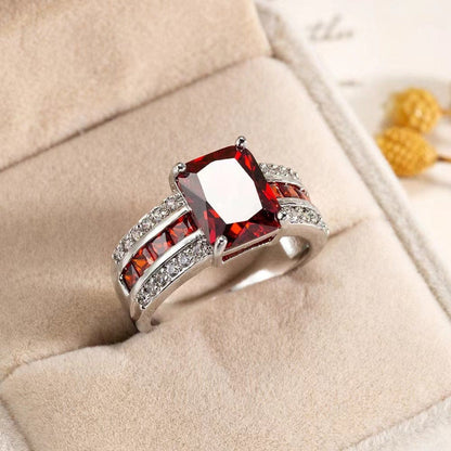 Anillo vintage con piedra preciosa de Rose & Oliver, detalle de anillo de piedra colorida en acabado vintage, estilo elegante y clásico.