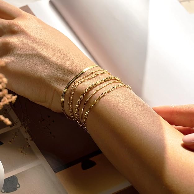 Armband-Set Vernetta™ von Rose & Oliver in goldener Ausführung, mit elegantem Design und zarten Details.