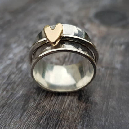 Silberring mit goldenem Herzen von der Marke Rose & Oliver, zartes und elegantes Design, perfekt für Damenaccessoires.