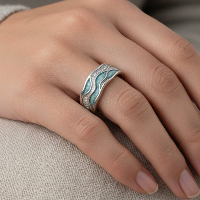 Ring Rose & Oliver Chloe mit silber-türkis schimmernden Wellen, eleganten Details und glänzendem Finish, ideal für unterschiedliche Stile.