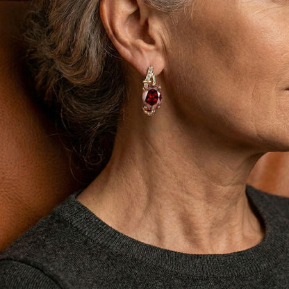 Aretes colgantes Crimson Twilight de Rose & Oliver con detalles en rojo oscuro y diseño elegante