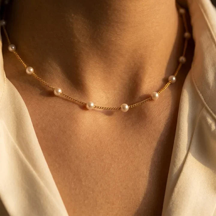 Halskette aus goldenen Perlen mit besonderen Details, Marke Rose & Oliver, aus elegantem und zartem Material gefertigt.