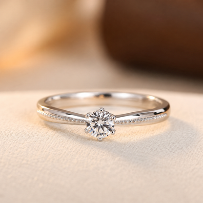 Solitär-Ring Clara Signature von Rose & Oliver mit zentralem Diamant in glänzendem silbernem Fass.