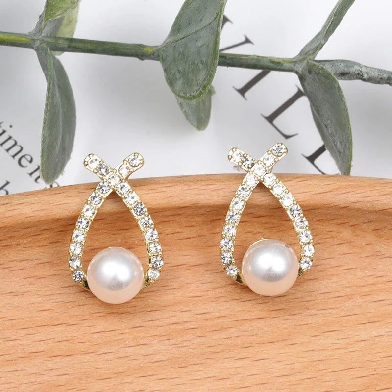 Brincos de pérola com glitter da Rose & Oliver, estilo elegante, com detalhes brilhantes em cristais e pérolas de imitação.