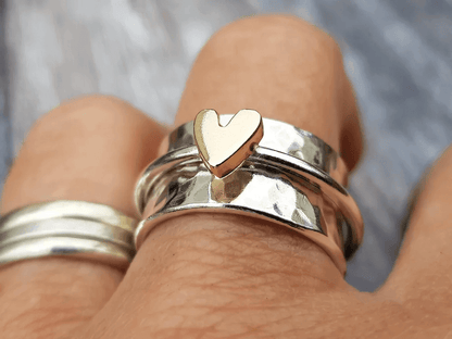 Silberner Ring von Rose & Oliver mit goldenem Herzen, feinem Finish und elegantem Design, ideal für besondere Anlässe.