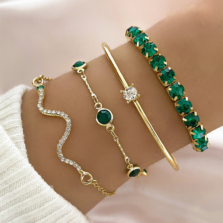Conjunto de pulseras doradas Sorina™ de Rose & Oliver, con detalles elegantes y acabado brillante, ideal para accesorios femeninos