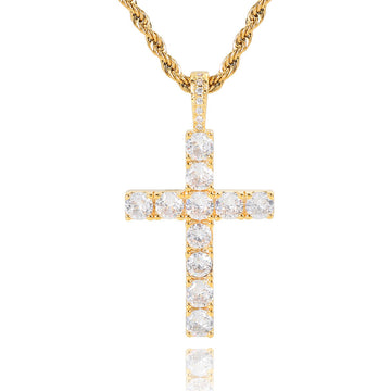 Collar Faith™ con cruz de moissanita dorada de Rose & Oliver, detalles delicados en la cadena y cruz brillante.