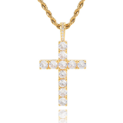 Colar Faith™ com cruz de moissanita dourada da Rose & Oliver, detalhes delicados na corrente e cruz brilhante.
