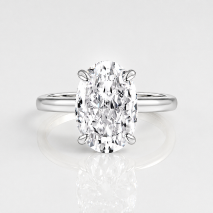 Anel de diamante oval em ouro, solitário da marca Rose & Oliver, com pedra central brilhante e acabamento elegante.