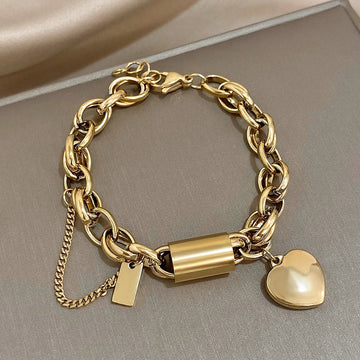 Pulsera chunky dorada de Rose & Oliver, estilo robusto con acabado elegante, ideal para accesorios de moda.