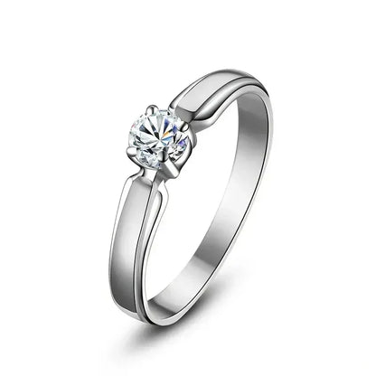 Signet-Ring Clara Signature Solitaire von Rose & Oliver mit funkelndem zentralen Stein in elegantem Finish.